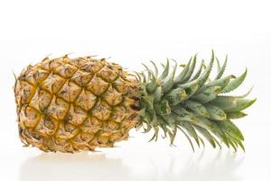 ananas fruit op wit foto