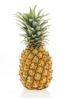 ananas fruit op wit foto