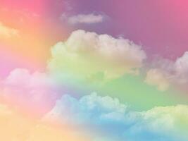 schoonheid abstract zoet pastel zacht groen en roze met pluizig wolken Aan lucht. multi kleur regenboog afbeelding. fantasie groeit licht foto