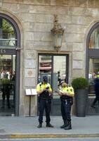 twee politieagenten in Barcelona. foto