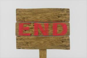 houten gids bord met 'einde' woord Aan het, 3d weergave. foto