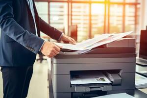 zakenman afdrukken papier Aan een multifunctioneel laser printer in bedrijf kantoor. document en papierwerk. secretaris werk. kopiëren, afdrukken, scannen, en fax machine. afdrukken technologie. fotokopie. generatief ai. foto