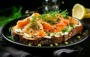 rogge brood geroosterd brood bekroond met room kaas, avocado, en gerookt Zalm. perfect voor ontbijt, lunch, voorafje of tussendoortje. foto