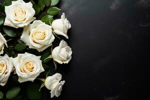 begrafenis wit rozen Aan donker achtergrond met kopiëren ruimte foto