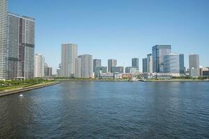 stadsgezicht met wolkenkrabbers en meer in tokyo Japan foto