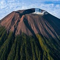 ontzagwekkend berg landschap temidden van vulkanisch wildernis majestueus vulkanisch landschap met stratovulkaan, wildernis, en boeiend natuurlijk schoonheid. foto