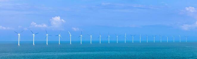 hernieuwbaar energie wind macht fabriek en wind turbines langs Denemarken zee kustlijn in de buurt Kopenhagen foto