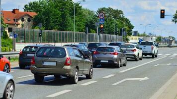 Warschau, Polen. 23 juli 2023. auto stormloop uren stad straat. auto's Aan snelweg in verkeer jam. foto