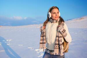 gelukkig vrouw Aan winter vakantie foto