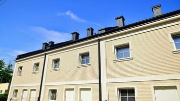 nieuw single familie huizen in een nieuw ontwikkeling Oppervlakte. woon- huizen met modern facade. terrasvormig familie huizen in nieuw ontwikkelde behuizing landgoed. de echt landgoed markt in de buitenwijken. foto