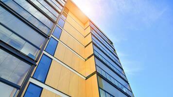 modern appartement gebouwen Aan een zonnig dag met een blauw lucht. facade van een modern appartement gebouw foto