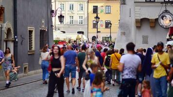 Warschau, Polen. 29 juli 2023. menigte van mensen wandelen Aan een straat. een menigte in beweging tegen een achtergrond van een stedelijk oud stad landschap. foto