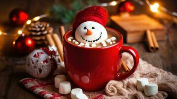 een Kerstmis mok van heet chocola met weinig sneeuwman vormig marshmallows foto