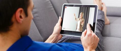 video lessen Aan de tablet scherm, aan het leren online foto