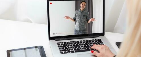 detailopname van zakenvrouw video conferenties met collega Aan laptop foto