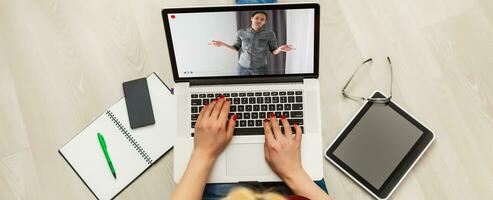 detailopname van zakenvrouw video conferenties met collega Aan laptop foto