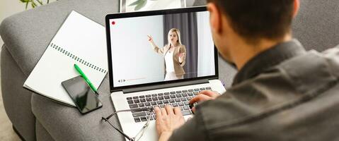 detailopname van zakenvrouw video conferenties met collega Aan laptop foto