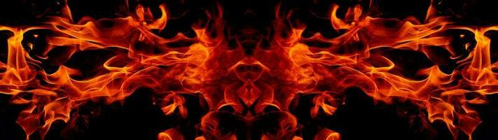 vuur vlammen op abstracte kunst zwarte achtergrond, brandende roodgloeiende vonken stijgen, vurig oranje gloeiende vliegende deeltjes foto