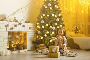 mooi jong meisje dromen van kerstmis, Kerstmis boom achter foto