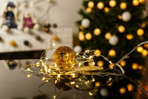 gouden bitcoin munteenheid. feestelijk atmosfeer. kleurrijk Kerstmis boom lichten in de achtergrond. btc is een cryptogeld en is de eerste gedecentraliseerd Peer naar peer betaling netwerk. foto