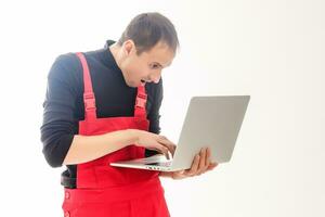 jong handleiding arbeider gebruik makend van laptop over- wit achtergrond foto