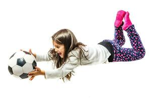 weinig meisje vliegend voetbal bal foto