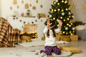 weinig meisje in virtueel 3d bril Bij Kerstmis Bij huis foto