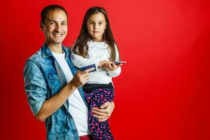 portret van vader en mooi dochter op reis samen, studio schot, rood achtergrond foto