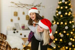 gelukkig familie moeder en baby weinig kind spelen in de winter voor de Kerstmis vakantie foto