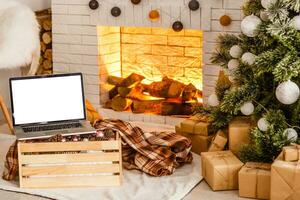laptop met geschenk doos en Kerstmis lichten achtergrond foto