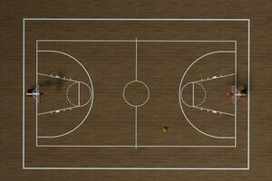 basketbal rechtbank met houten vloer, 3d weergave. foto