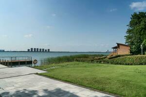 de huisje door de meer Aan een zonnig dag. foto