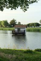 de huisje over- de meer in de openbaar park. foto