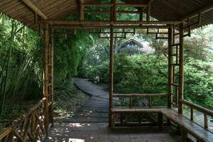 oude bamboe cabine en de pad, Suzhou tuin, in China. foto
