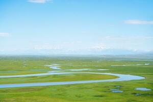 kronkelend rivieren en weiden. foto in Bayinbuluke grasland in xinjiang, China.