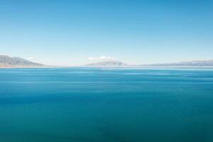 meer en grasland met een zonnig dag. schot in zegram meer in xinjiang, China. foto