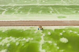 de groen zoutoplossing meer en strand paraplu, natuurlijk meer achtergrond. foto