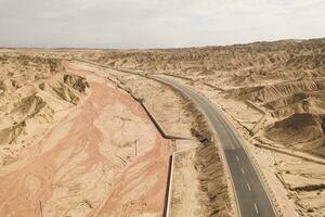 droogte land- met erosie terrein met snelweg kruispunt. foto