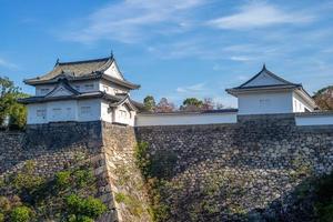 yagura en gracht van het kasteel van osaka in osaka, japan
