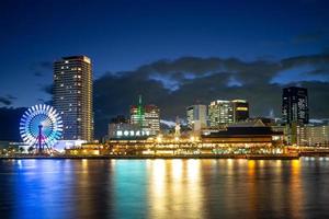 nachtscène van de haven van kobe in het gebied van osaka in japan foto