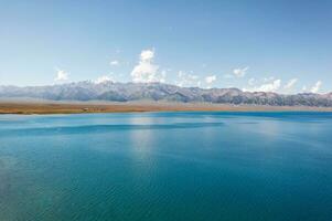 meer en grasland met een zonnig dag. schot in zegram meer in xinjiang, China. foto