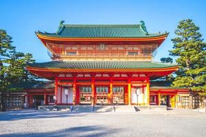 otenmon is de hoofdingang van heian jingu-schrijn in kyoto, japan foto