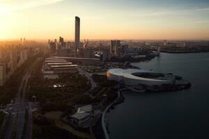 zonsopkomst met cbd gebouwen door jinji meer in suzhou, China. foto