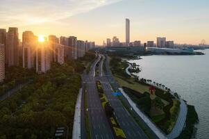 zonsopkomst met cbd gebouwen door jinji meer in suzhou, China. foto