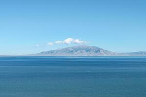 meer en bergen in een zonnig dag. schot in zegram meer in xinjiang, China. foto