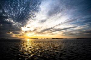 zonsondergang over de stagnone-lagune in marsala, sicilië, italië foto