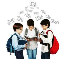 drie schattig schooljongens lezen boeken foto