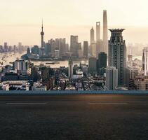 asfalt weg en stedelijk gebouw van sjanghai, oprit en weg. foto