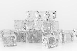 ijs kubussen gestapeld elk andere met wit achtergrond, 3d weergave. foto