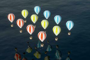 heet lucht ballon vliegend over- de oceaan, 3d weergave. foto